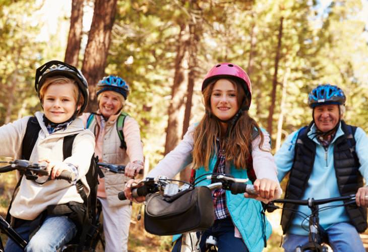 Consejos Para Alejar a Los Niños De Las Pantallas, niños con sus abuelos en bicicletas