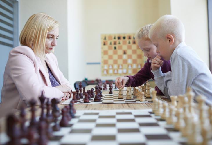 Consejos Para Alejar a Los Niños De Las Pantallas, niños y su abuela jugando ajedrez