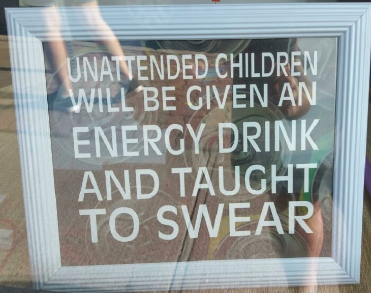 Cosas Que Solo Verás En Canadá, letrero sobre los niños