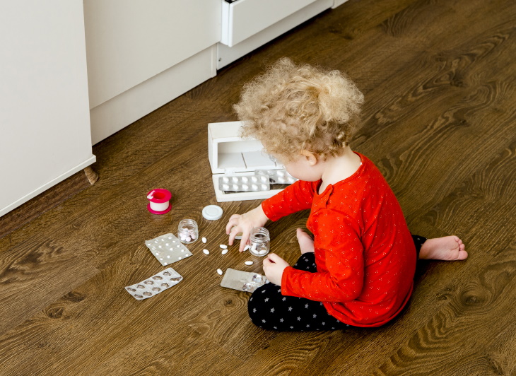 La Melatonina Es Tóxica Para Los Niños, niño jugando con pastillas