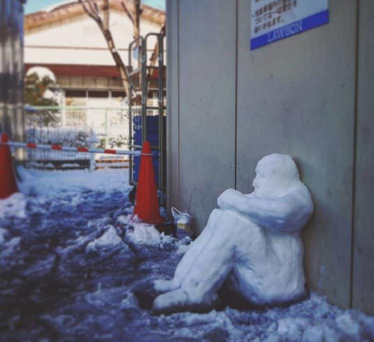 Esculturas De Nieve, hombre sentado
