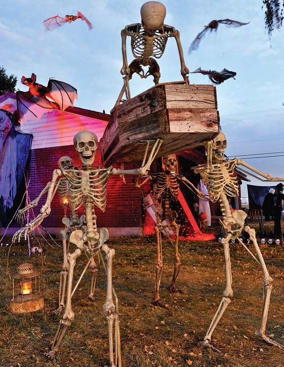 Decoraciones De Halloween, esqueletos sostienen un ataúd