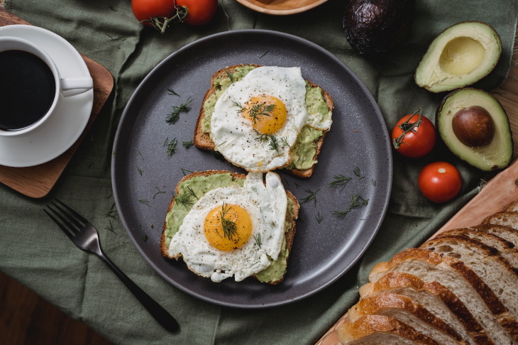 Alimentos seguros con alto nivel de colesterol Huevos con tostadas