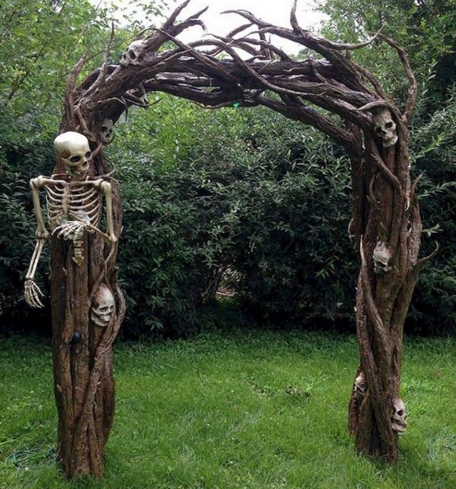 Decoraciones De Halloween, esqueletos en troncos de madera