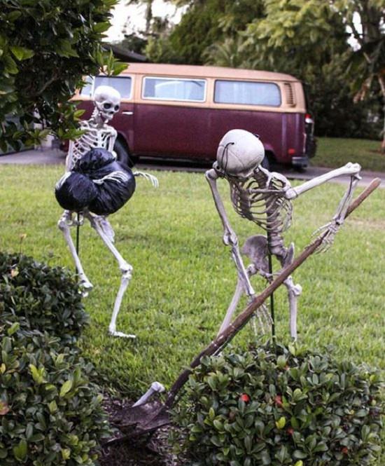 Decoraciones De Halloween, esqueletos limpiando el jardín