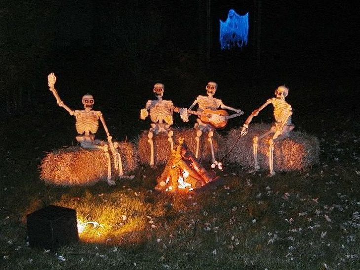 Decoraciones De Halloween, esqueletos alrededor de una fogata