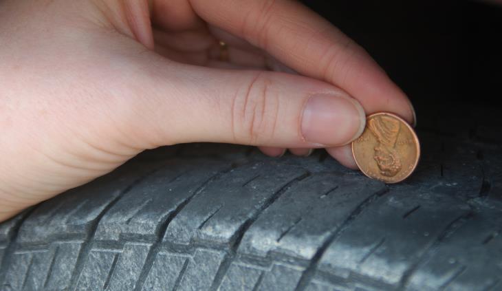 Manual Del Cuidado De Los Neumáticos, moneda en un neumático
