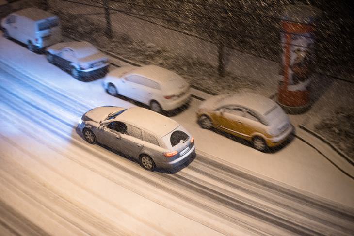 Problemas De Los Automóviles En Invierno, auto en una calle nevada