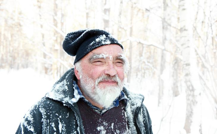 Construir la tolerancia al frío - anciano en la nieve
