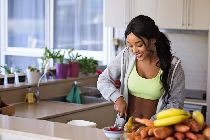 Señales De Una Dieta Saludable, mujer cortando frutas