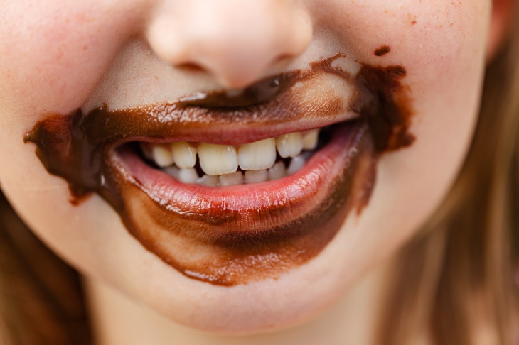 La Subida Del Azúcar En Niños, niña con chocolate en su boca