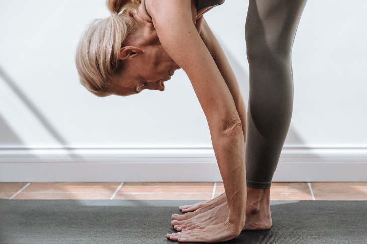 Yoga para la diabetes mujer mayor practicando yoga