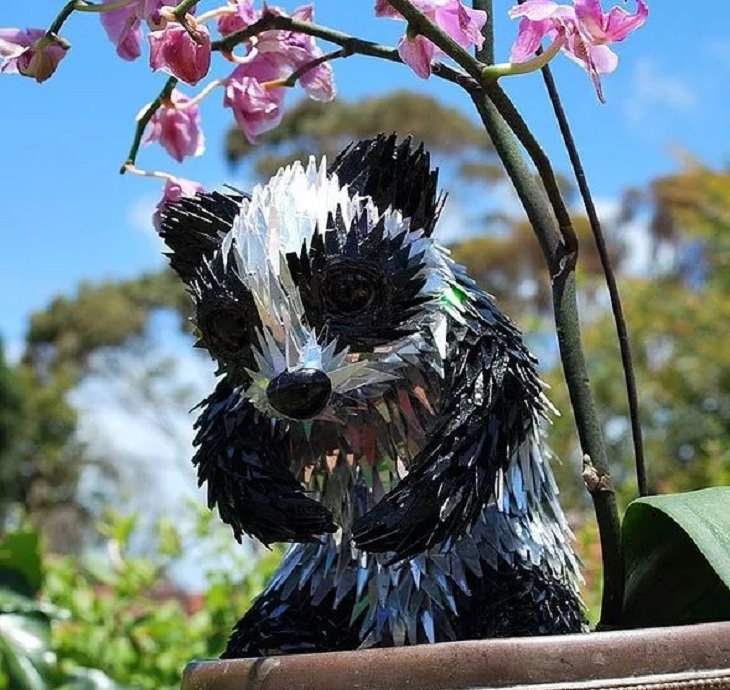 Esculturas Con Discos Compactos, oso panda