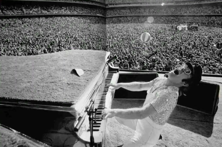 Fotos De Celebridades Nunca Antes Vistas, Elton John actuando en el Dodger Stadium