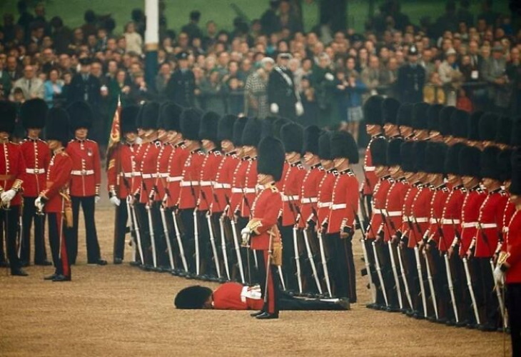 Fotos de época Soldados británicos de pie mientras uno de los guardias se desmaya (Londres, junio de 1966)