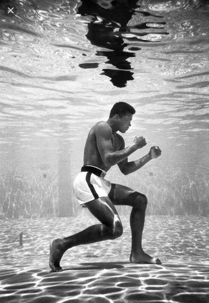 Fotos De Celebridades Nunca Antes Vistas, Muhammad Ali entrenando en una piscina del Hotel Sir John