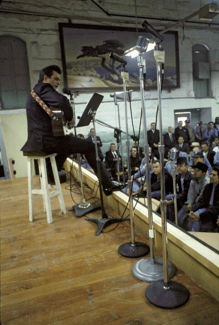 Fotos De Celebridades Nunca Antes Vistas, Johnny Cash actuando en la prisión de Folsom 