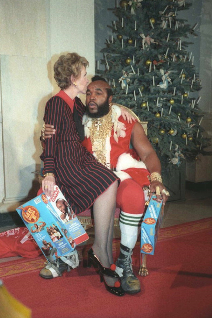 Fotos De Celebridades Nunca Antes Vistas, Nancy Reagan y Mr. T. en la Navidad de 1983