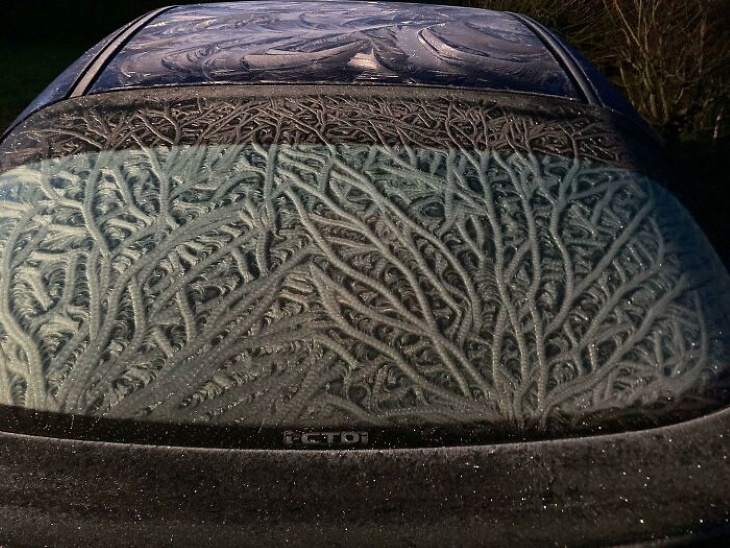 Fotos de las formaciones de hielo de las tormentas en el coche de alguien