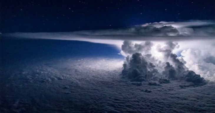 Fotos de tormentas Un piloto captó esta tormenta eléctrica vista desde 37.000 pies