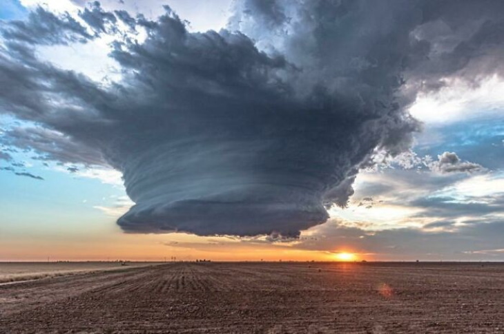 Fotos de las tormentas Supercélula de 60.000' de altura en el oeste de Texas, preparándose para engendrar un tornado y una tormenta de granizo