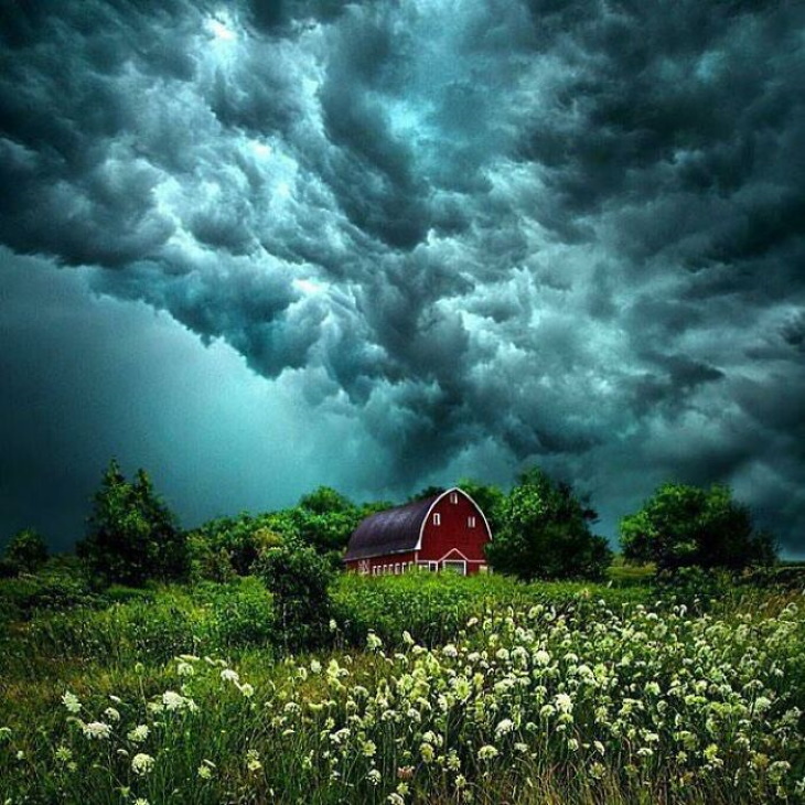 Fotos de tormentas Una tormenta que se forma en el cielo sobre un granero en Wisconsin