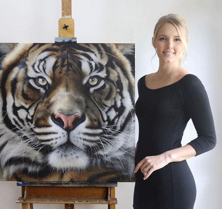 Pinturas Hiperrealistas De Animales, Carla Grace con su retrato de un tigre