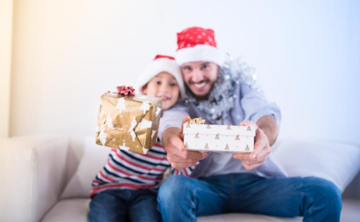 Mensaje De Navidad, padre e hijo con regalos de Navidad