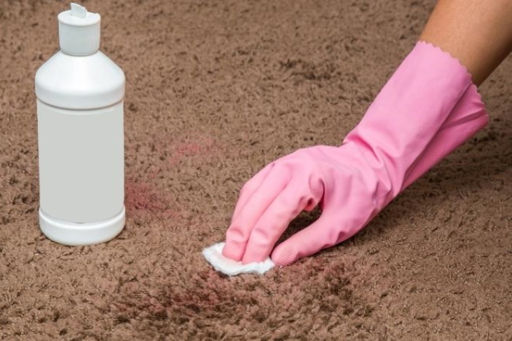 Cómo quitar el esmalte de uñas limpiando una alfombra