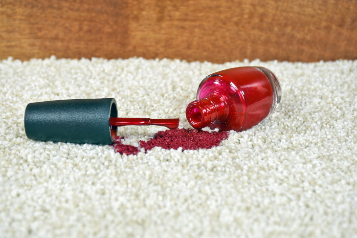 Cómo eliminar el esmalte de uñas derramado en la alfombra