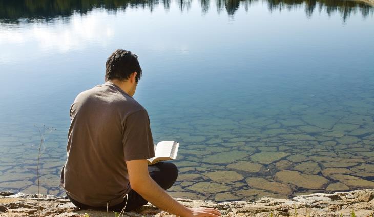 lectura en el lago