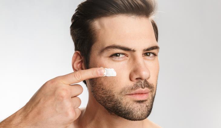 Psoriasis Facial, hombre aplicándose crema en el rostro