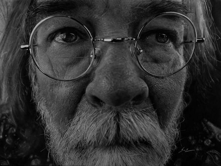 Retratos Hiperrealistas De Carboncillo, hombre mayor con anteojos