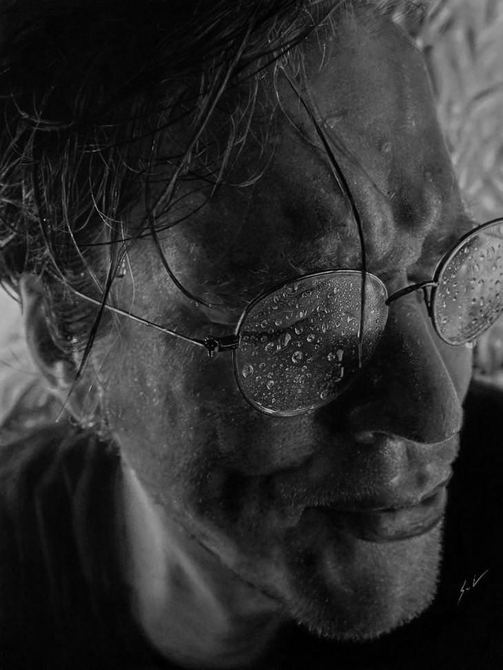 Retratos Hiperrealistas De Carboncillo, hombre con anteojos cubiertos de agua