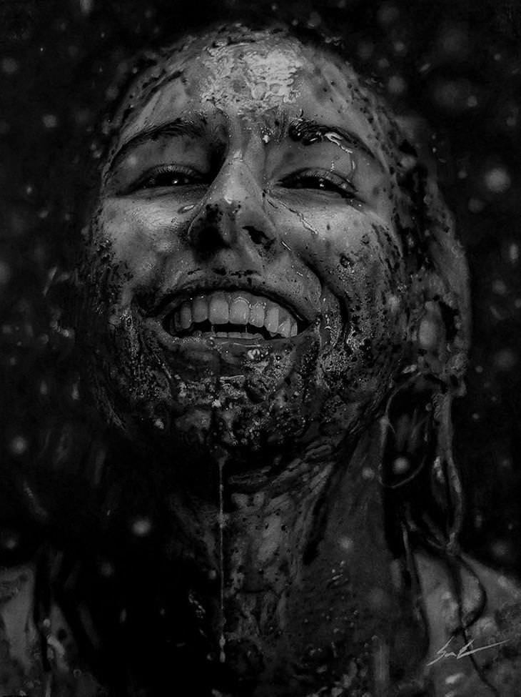Retratos Hiperrealistas De Carboncillo, mujer con rostro cubierto de lodo