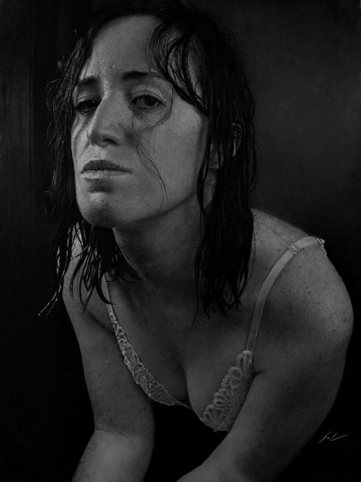Retratos Hiperrealistas De Carboncillo, mujer con cabello mojado