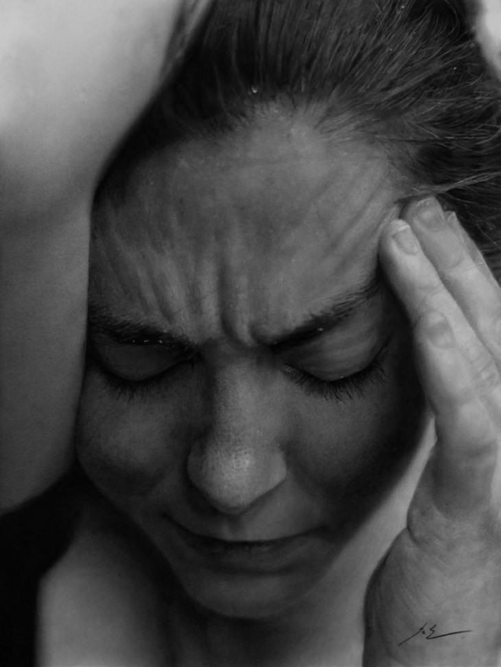 Retratos Hiperrealistas De Carboncillo, mujer con dolor de cabeza