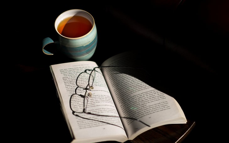 taza de té y un libro