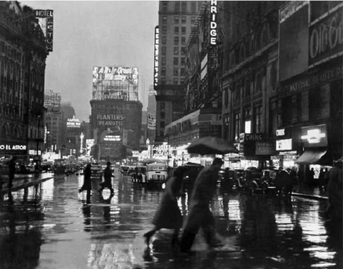 Acontecimientos Años 30 y 40, Times Square bajo la lluvia, 1940