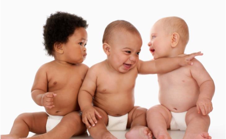 3 bebés de diferentes etnias 