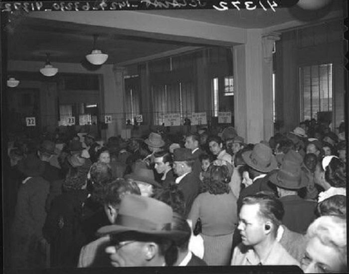  Acontecimientos Años 30 y 40, Filas esperando para cobrar cheques en la oficina de desempleo, 1946