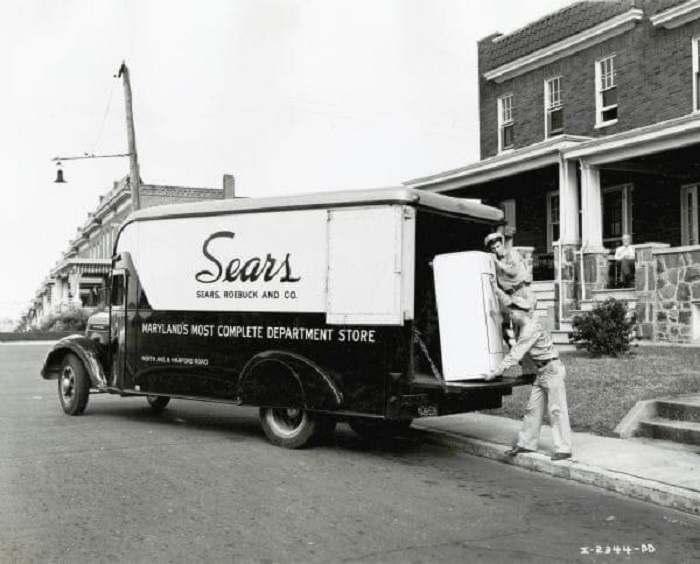 Acontecimientos Años 30 y 40, Un camión Sears entregando un refrigerador, 1940