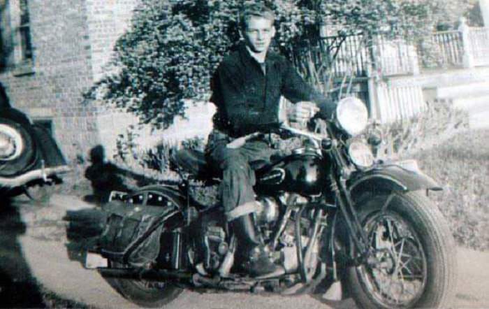 Acontecimientos Años 30 y 40, Joven con su Harley Davidson, 1942