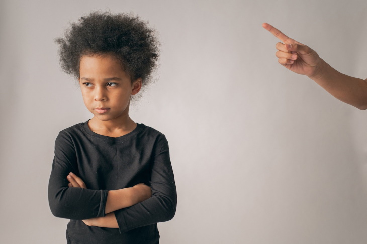 Culpabilizar a un niño molesto que está siendo disciplinado