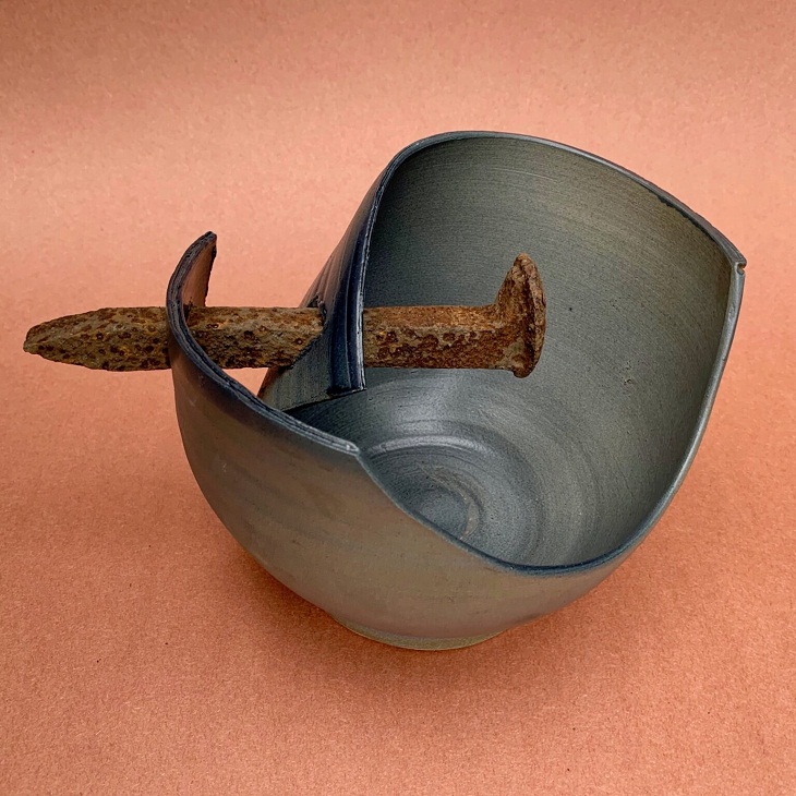 Cerámica Convertida En Arte, vasija con clavo