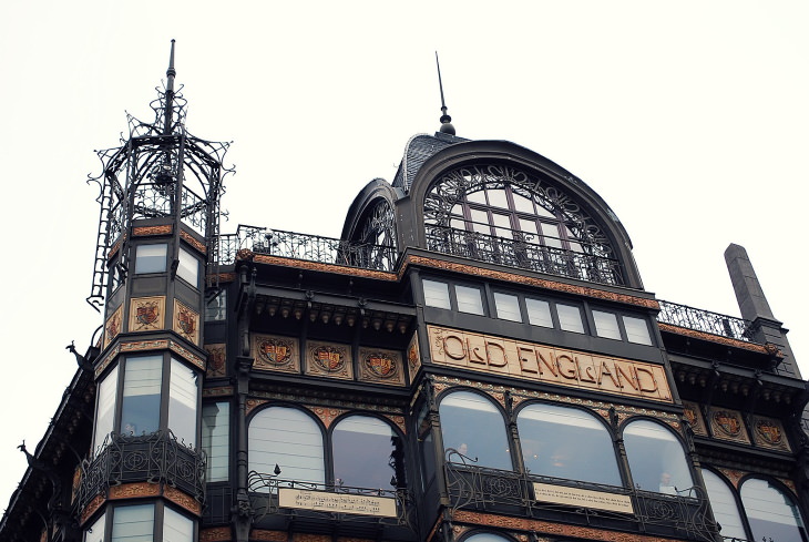 Edificios Art Nouveau Los grandes almacenes de la Vieja Inglaterra en Bruselas, Bélgica, más cerca