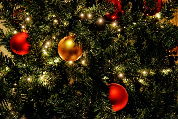 Cuántas Luces Necesita Un Árbol de Navidad, adornos y luces en árbol de Navidad