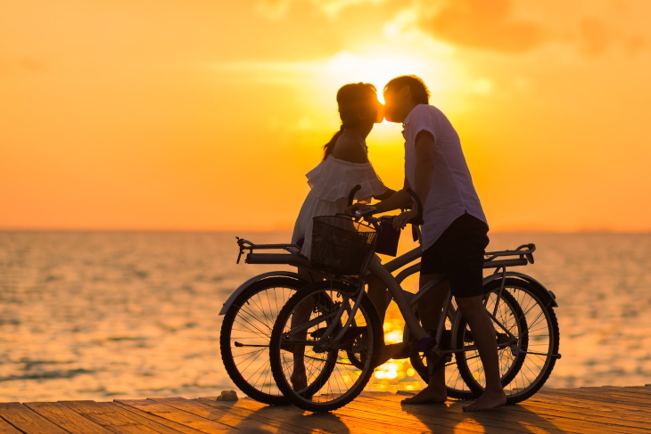 Pareja de 5 Lenguajes del Amor en bicicleta