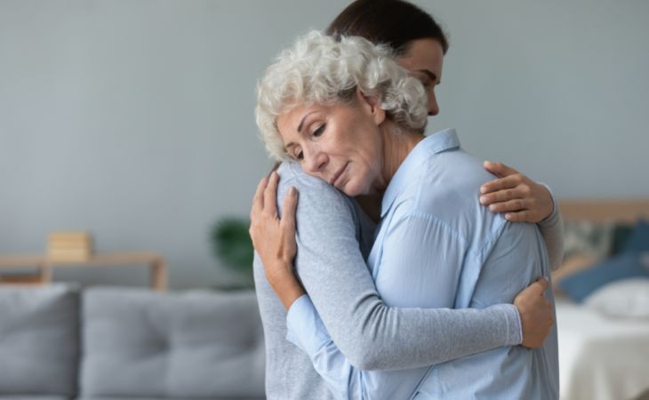 6 Consejos Para El Duelo, mujer joven reconfortando a mujer mayor