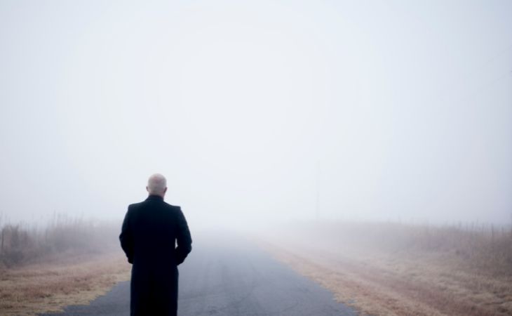 6 Consejos Para El Duelo, hombre en un camino con neblina